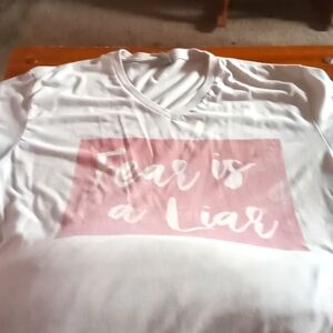 Tee -short sleeve fear is a liar white